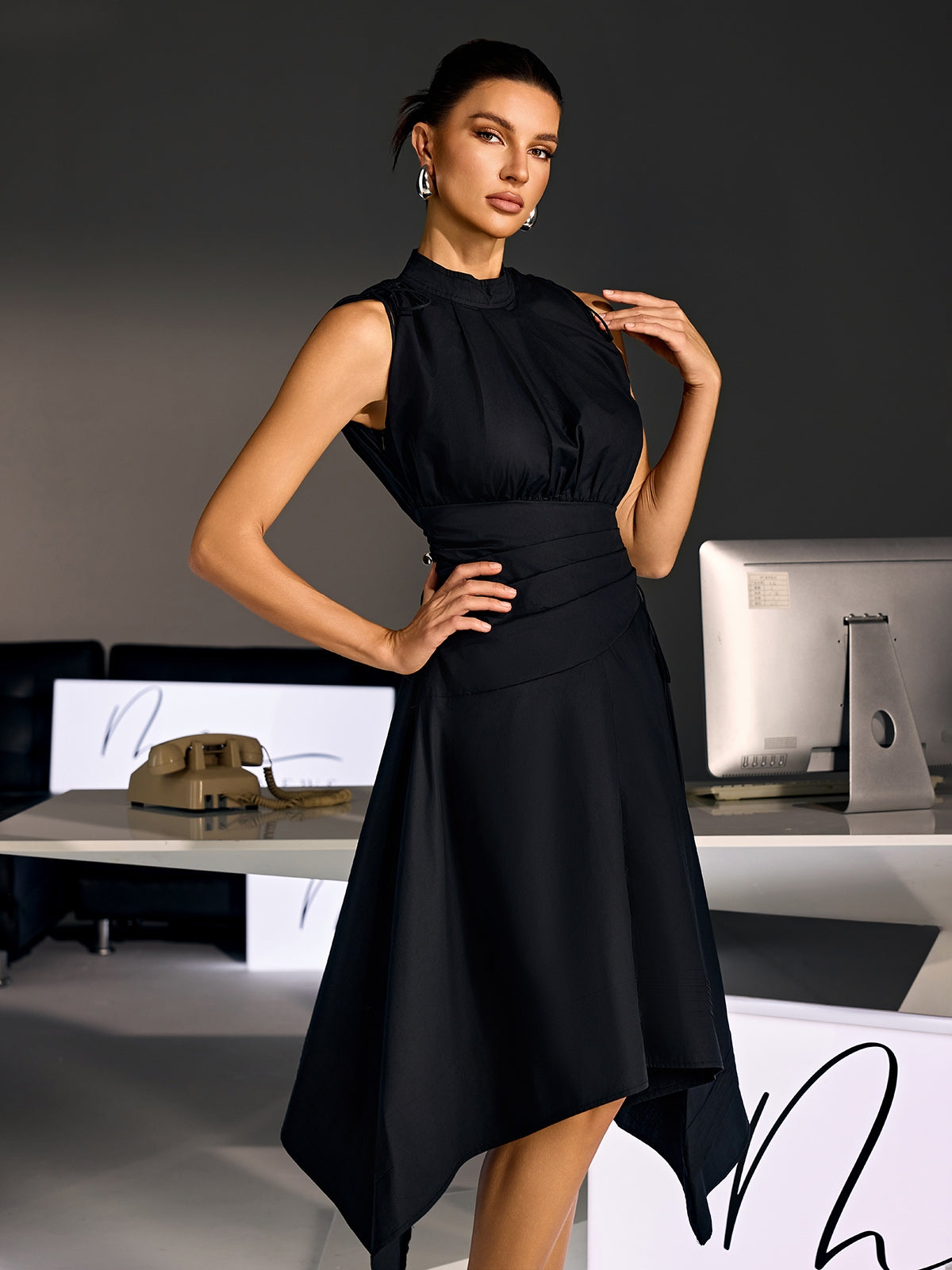 Moryndal Sleeveless Midi Dress